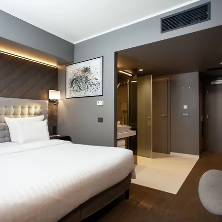 Pullman Old Town - Renovated 2025 فندق